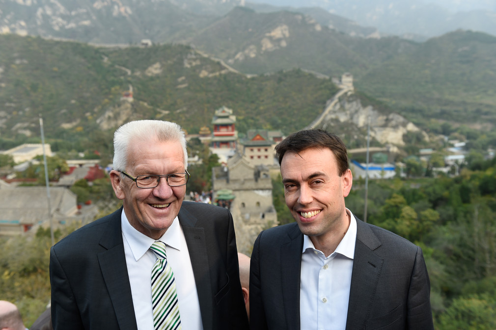 Ministerpräsident Winfried Kretschmann (l.) und Wirtschafts-und Finanzminister Dr. Nils Schmid (r.) an der Großen Mauer bei Peking