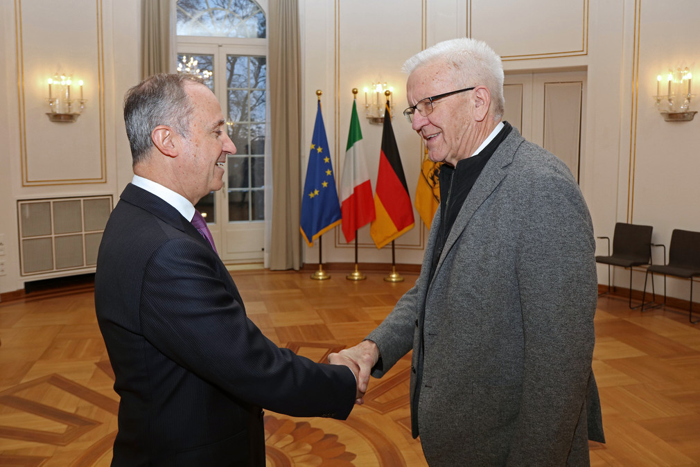 Ministerpräsident Winfried Kretschmann (r.) begrüßt den italienischen Botschafter Armando Varricchio (l.).