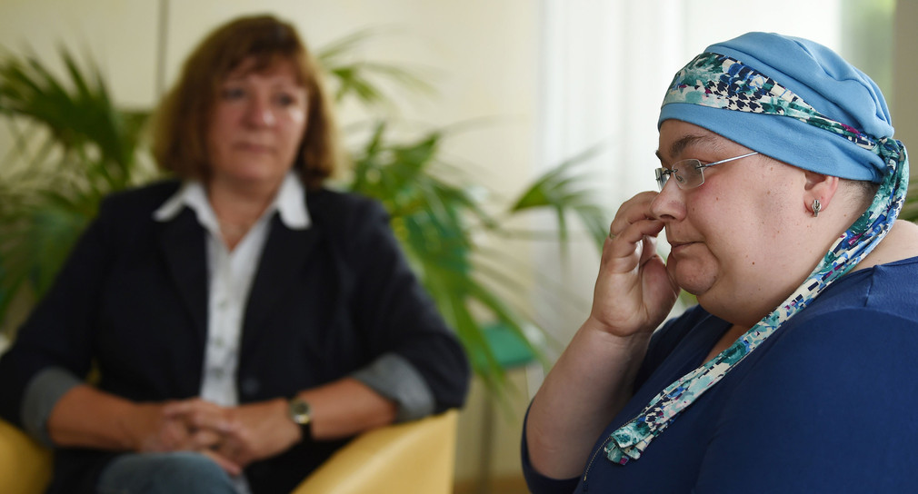 Eine an Krebs erkrankte Frau bespricht sich mit einer Psychologin. (Foto: dpa)