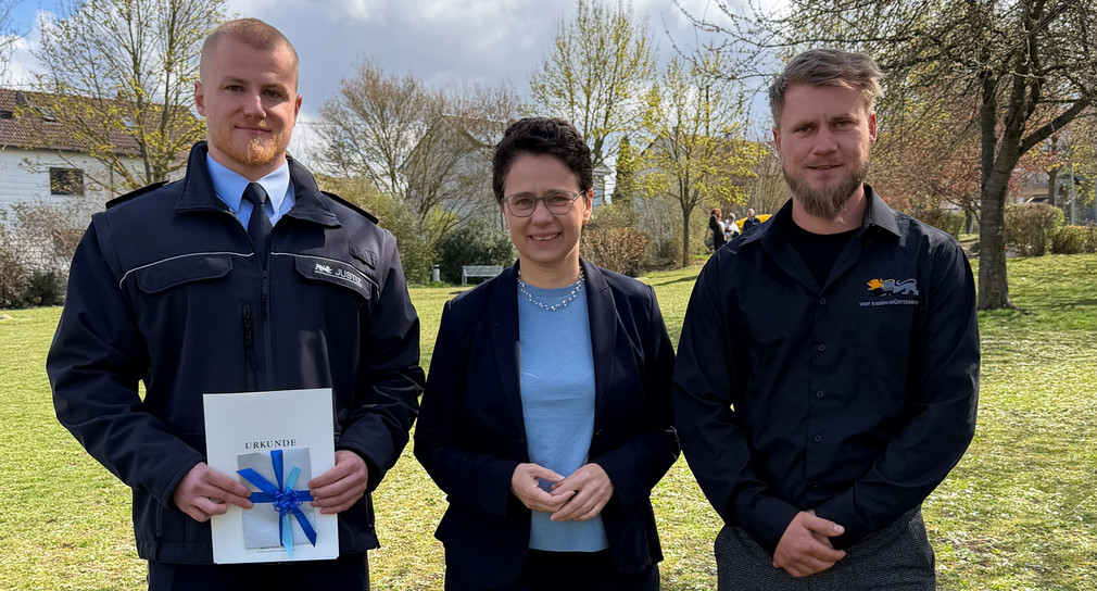 von links nach rechts: Herr Knödler von der Justizvollzugsanstalt Schwäbisch Hall, Justizministerin Marion Gentges und Herr Mack von der Justizvollzugsanstalt Heimsheim