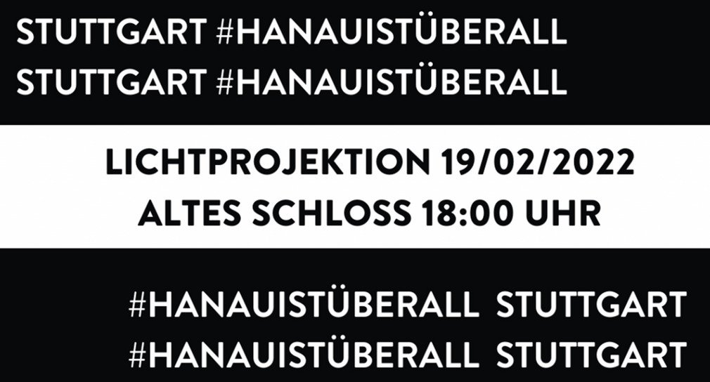 Texttafel mit der Aufschrift "STUTTGART #HANAUISTÜBERALL, LICHTPROJEKTION 19/02/2022 ALTES SCHLOSS 18:00 UHR; #HANAUISTÜBERALL STUTTGART"