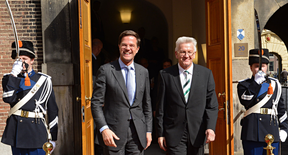 Ministerpräsident und derzeitiger Bundesratspräsident Winfried Kretschmann (r.) und der Ministerpräsident der Niederlande, Mark Rutte (l.), in Den Haag (Foto: dpa)