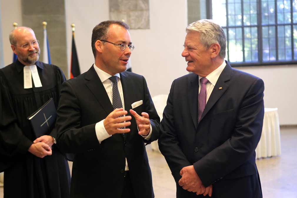 Bundespräsident Joachim Gauck (r.) im Gespräch mit Minister Peter Friedrich (M.)