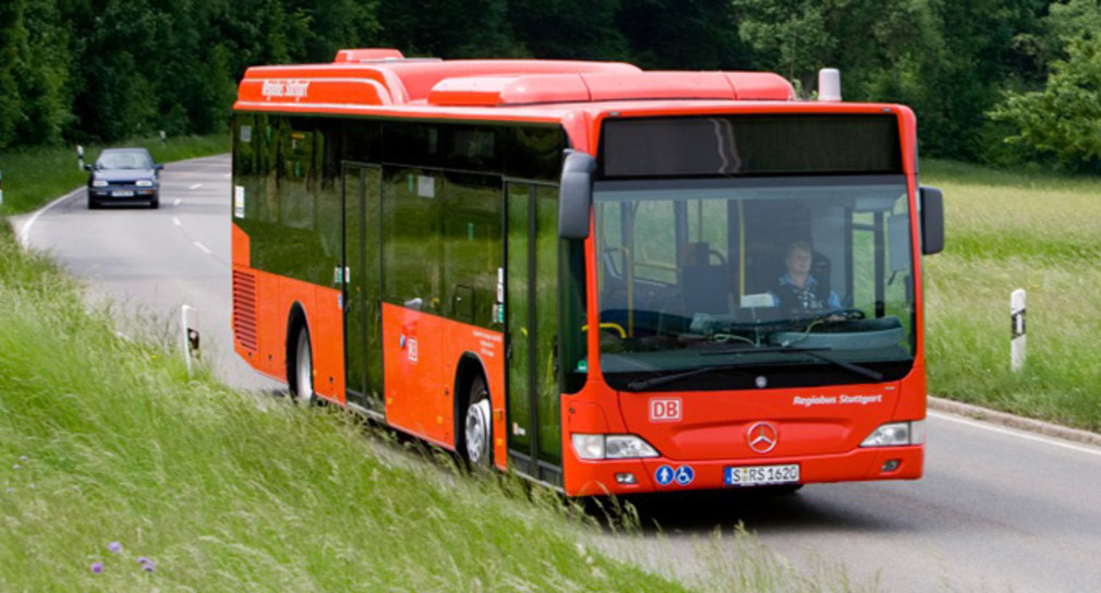 Ein Regiobus Stuttgart ist im Umland der Landeshauptstadt unterwegs (Bild: © Ralf Braum/Deutsche Bahn).