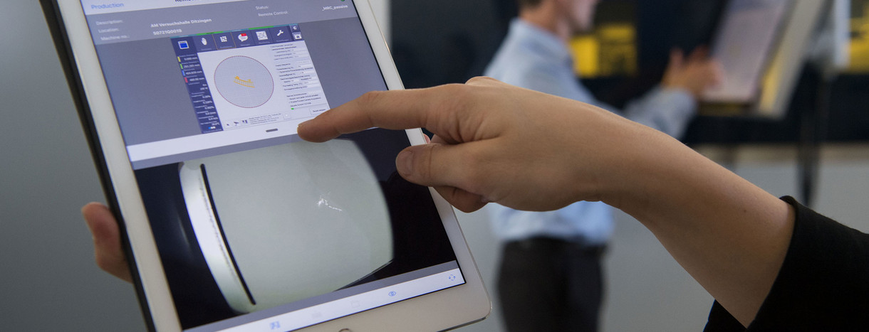 Eine Mitarbeiterin demonstriert im 3D-Druck-Applikationszentrum des Maschinenbauers Trumpf in Ditzingen die Bedienung einer 3D-Druck-Maschine per Tablet. (Foto: © dpa)