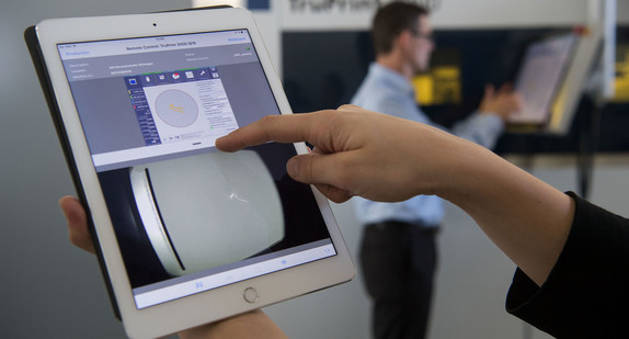 Eine Mitarbeiterin demonstriert im 3D-Druck-Applikationszentrum des Maschinenbauers Trumpf in Ditzingen die Bedienung einer 3D-Druck-Maschine per Tablet. (Foto: © dpa)