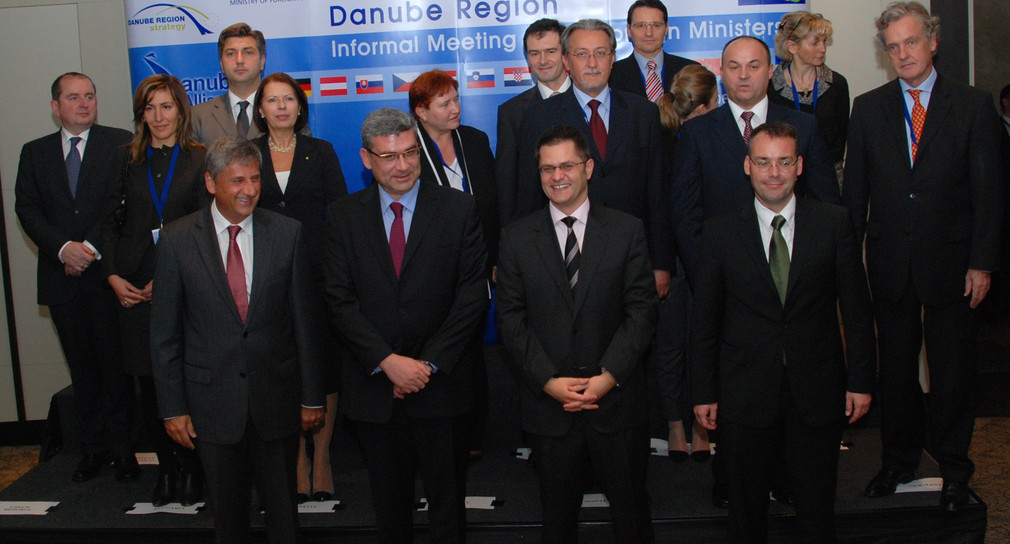 vordere Reihe von links: der österreichische Außenminister Spindelegger, der rumänische Außenminister Baconschi, der serbische Außenminister Jeremic und Europaminister Friedrich