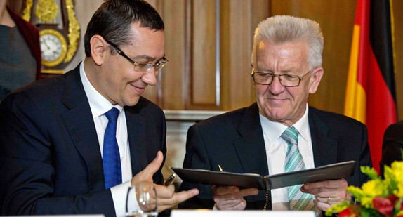 Der Premierminister von Rumänien, Victor-Viorel Ponta (l.), und Ministerpräsident Winfried Kretschmann (r.)