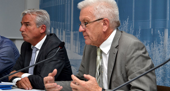Ministerpräsident Winfried Kretschmann (r.) und Innenminister Thomas Strobl (l.)