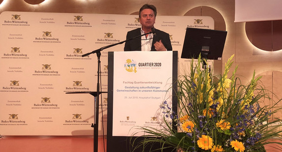 Sozialminister Manne Lucha am Rednerpult. (Foto: © Sozialministerium)