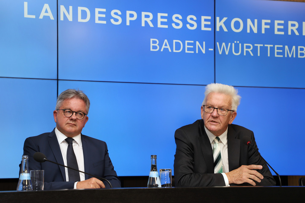 Ministerpräsident Winfried Kretschmann (r.) und Tourismusminister Guido Wolf (l.) bei der Regierungspressekonferenz (Bild: Staatsministerium Baden-Württemberg)