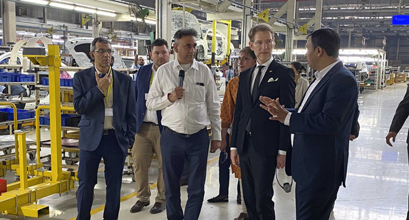Staatsminister Dr. Florian Stegmann (2. von rechts) beim Besuch im Mercedes-Benz Werk Chakan.