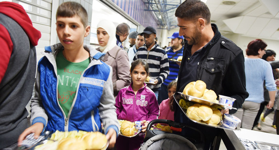 Asylbewerber stehen in der Erstaufnahmestelle für Flüchtlinge in Meßstetten (Bild: © dpa).