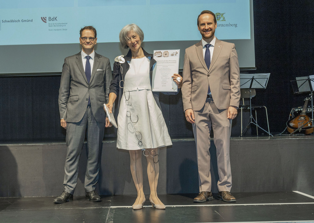 Verleihung des Staatspreises 2022 an Annette Lechler (v.l.n.r): Ministerialdirektor Michael Kleiner, Annette Lechler, Erster Bürgermeister Christian Baron