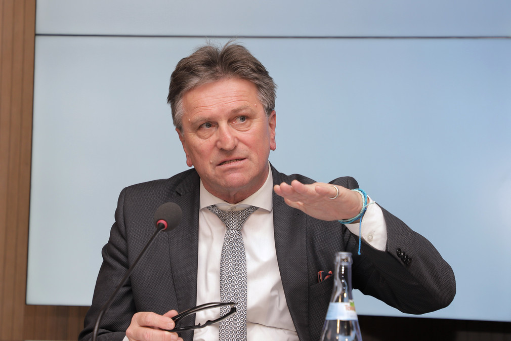 Sozial- und Integrationsminister Manne Lucha bei der Regierungspressekonferenz (Bild: Staatsministerium Baden-Württemberg)