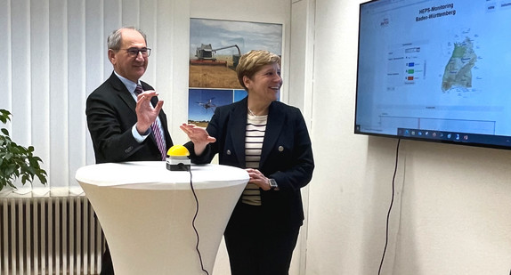 Robert Jakob, Präsident des Landesamts für Geoinformation und Landentwicklung (LGL), und Ministerin Nicole Razavi MdL nehmen per Fernsteuerung die neue SAPOS-Monitorstation in Iffezheim in Betrieb.