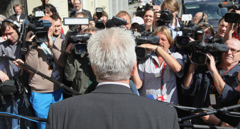 Der Ministerpräsident von Baden-Württemberg, Winfried Kretschmann (Grüne), gibt am Freitag (03.06.2011) vor Beginn der Sonder-Ministerpräsidentenkonferenz in Berlin Interviews. (Foto: dpa)