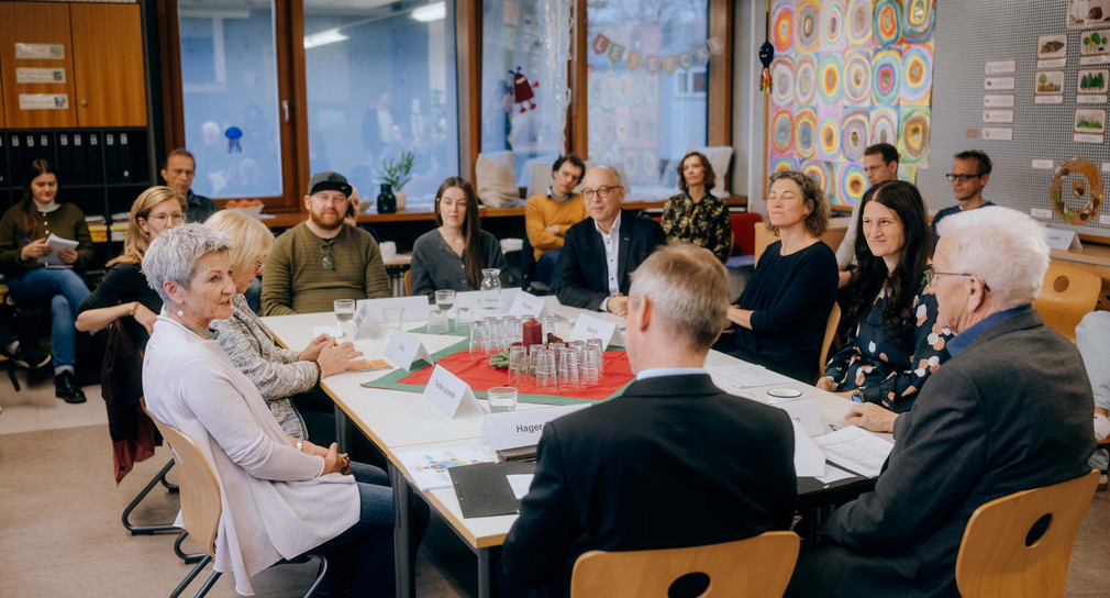 Gesprächsrunde mit Ministerpräsident Winfried Kretschmann (rechts) am 26. November 2025 an der Wilhelmsschule in Stuttgart-Wangen, an der ein Pilotprojekt der Familiengrundschulzentren eingerichtet wird.