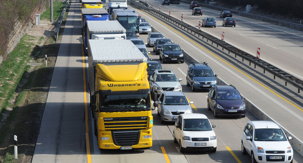 Pkw und Lkw stehen bei Stuttgart auf der A 8 in einer Baustelle im Stau. (Foto: © dpa)