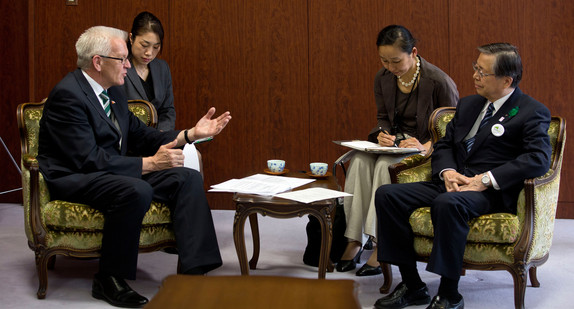 Ministerpräsident Winfried Kretschmann (l.)  unterhält sich am 22.05.2013 in Fukushima (Japan) mit dem Gouverneur der Präfektur Fukushima, Yuhei Sato (r).