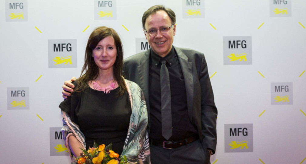 Katinka Kulens Feistl (l.), die Gewinnerin des Thomas Strittmatter Preis 2016, und MFG-Geschäftsführer Prof. Carl Bergengruen (r.) (Quelle: Marc Beckmann/Ostkreuz)