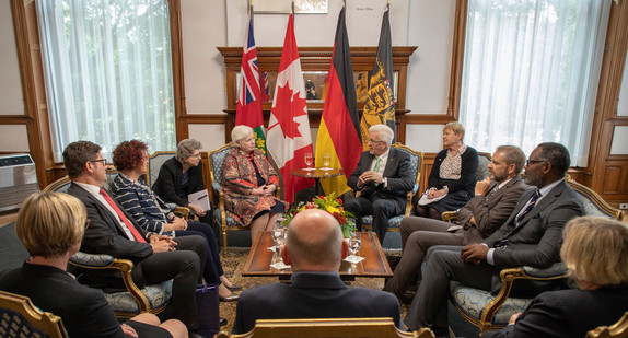 Ministerpräsident Winfried Kretschmann (r.) im Gespräch mit der Lieutenant Governor der Provinz Ontario, Elizabeth Dowdeswellam (l.) (Foto: Staatsministeium Baden-Württemberg)