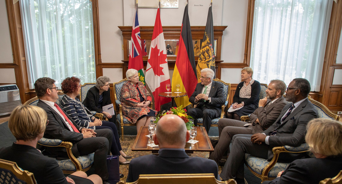Ministerpräsident Winfried Kretschmann (r.) im Gespräch mit der Lieutenant Governor der Provinz Ontario, Elizabeth Dowdeswellam (l.) (Foto: Staatsministeium Baden-Württemberg)