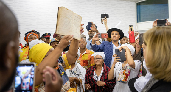 Bewegender Empfang für die baden-württembergische Delegation und ihr kostbares Gut mit militärischen Ehren, Musik und Tanz durch die Familie Witbooi, Witbooi Royal House. Übergabe der Witbooi-Bibel.