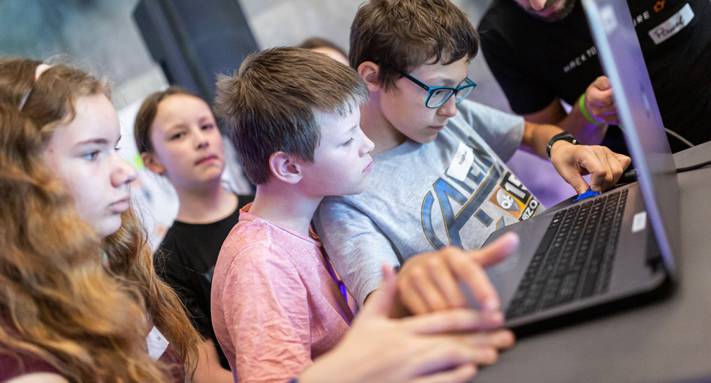 Jugendliche arbeiten beim Hackathon an einem Laptop (Bild: © MFG Baden-Württemberg)