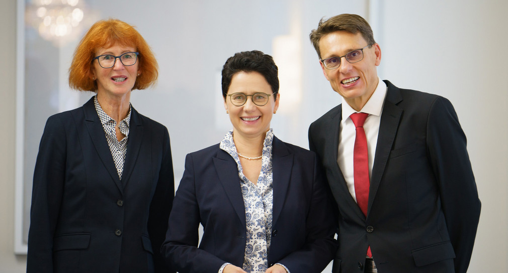 von links nach rechts: Cornelia Horz, Ministerin der Justiz und für Migration Marion Gentges und Dr. Andreas Singer