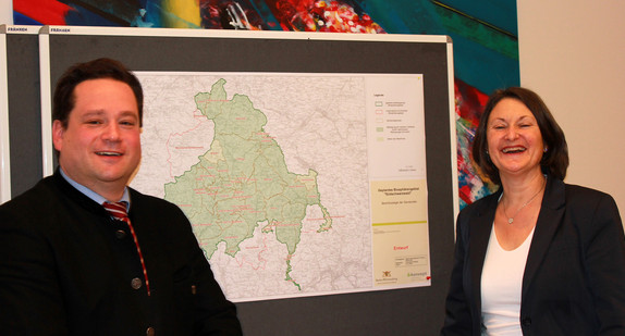Naturschutzminister Alexander Bonde (links) und die Freiburger Regierungspräsidentin Bärbel Schäfer (rechts) haben bei einem Pressegespräch über den aktuellen Stand der Vorbereitungen zu einem möglichen Biosphärengebiet Südschwarzwald informiert.