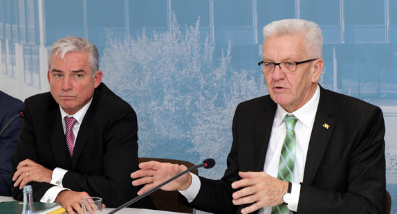 Ministerpräsident Winfried Kretschmann (r.) und der Minister für Inneres, Digitalisierung und Migration, Thomas Strobl (l.)