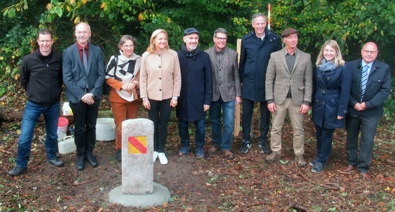 Von links: Thomas Welz (Fachbereichsleiter Liegenschaften und Geoinformation, Stadt Lörrach), Dieter Heß (Referatsleiter Vermessungs- und Geoinformationstechnologie, Ministerium für Landesentwicklung und Wohnen Baden-Württemberg), Marion Dammann (Landrätin Landkreis Lörrach), Esther Keller (Regierungsrätin und Vorsteherin Bau- und Verkehrsdepartment Basel-Stadt), Jörg Lutz (Oberbürgermeister Stadt Lörrach), Marco Muchenberger (Bürgermeister Gemeinde Inzlingen), Nikolai Iwangoff Brodmann (Gemeindepräsident Gemeinde Bettingen), Markus Scherrer (Kantonsgeometer Bau- und Verkehrsdepartement des Kantons Basel-Stadt), Carolin Wenk (LRA Lörrach Fachbereich Vermessung & Geoinformation), Alain Wicht (Bundesamt für Landestopografie swisstopo, Beauftragter für die Landesgrenze in der Schweiz)