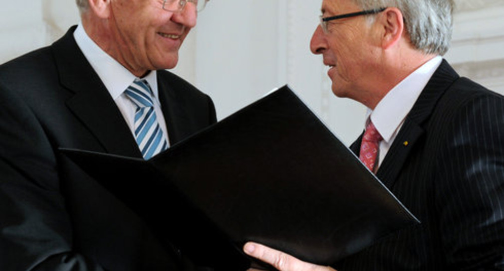 Ministerpräsident Winfried Kretschmann (l.) überreicht dem luxemburgischen Premierminister und Vorsitzenden der Euro-Gruppe, Jean-Claude Juncker (r.), am Freitag (20.05.2011) in Stuttgart den Hanns-Martin-Schleyer-Preis. (Foto: dpa)