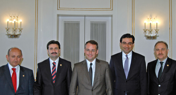 v.l.n.r.: Mustafa Erdem, Ayhan Sefer Üstün, Minister Peter Friedrich, Generalkonsul Mustafa Türker Ari, Levent Gök (Quelle: Staatsministerium)