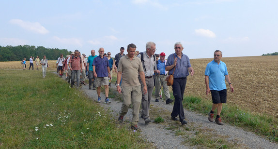 Ministerpräsident Winfried Kretschmann (M.) mit einer Wandergruppe auf dem Weg von Mosbach nach Gundelsheim