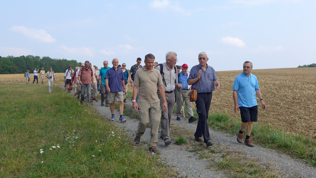 Ministerpräsident Winfried Kretschmann (M.) mit einer Wandergruppe auf dem Weg von Mosbach nach Gundelsheim