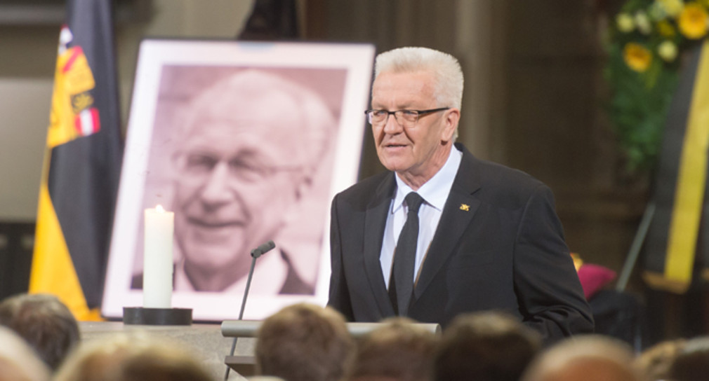 Ministerpräsident Winfried Kretschmann hält während der Trauerfeier für den ehemaligen Ministerpräsidenten Lothar Späth eine Ansprache.