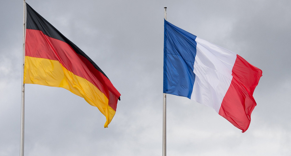 Die deutsche und französische Flagge. (Bild: picture alliance/Rainer Jensen/dpa)
