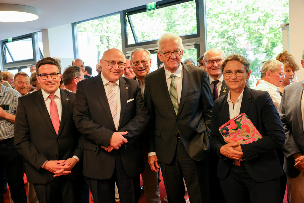 Gruppenbild mit Ministerpräsident Winfried Kretschmann (zweiter von rechts)
