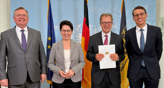 Übergabe der Ernennungsurkunde im Ministerium der Justiz und für Migration (von links nach rechts): Ministerialdirektor Elmar Steinbacher, Marion Gentges, Ministerin der Justiz und für Migration, Hans-Peter Rumler, Präsident des Landgerichts Stuttgart, und Dr. Andreas Singer, Präsident des Oberlandesgerichts Stuttgart.