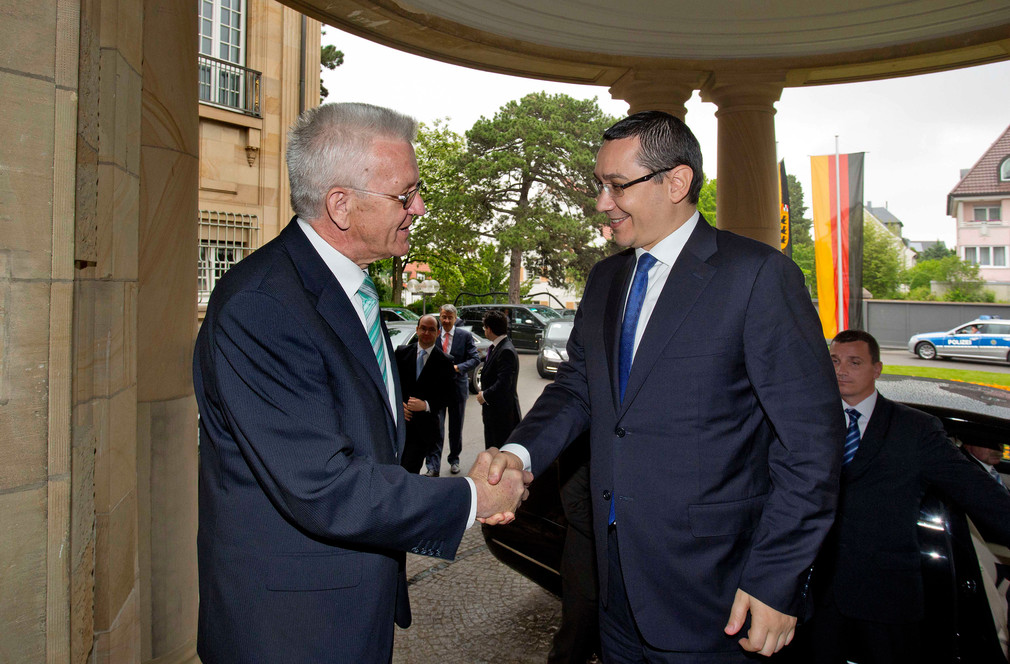 Ministerpräsident Winfried Kretschmann (l.) begrüßt den Premierminister von Rumänien, Victor-Viorel Ponta (r.).