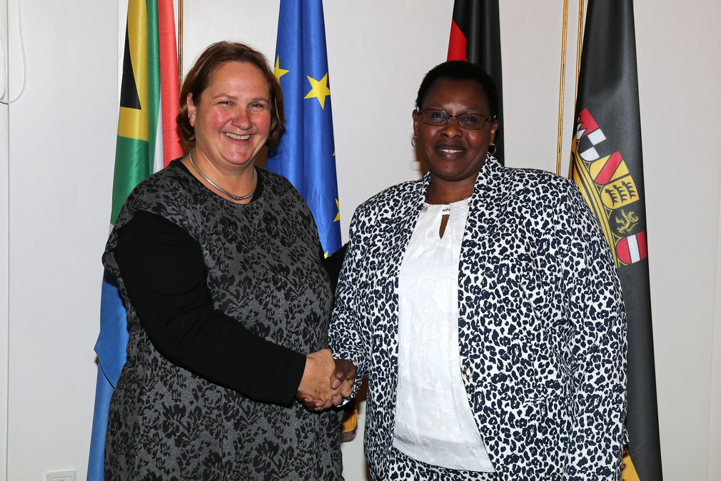 Staatssekretärin Theresa Schopper (l.) und Primrose Delisile Khumalo (r.), Stellvertretende Generaldirektorin.
