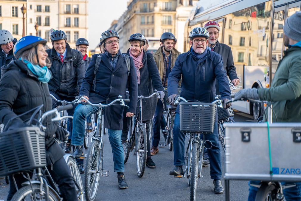 Verkehrsminister Winfried Hermann (r.) mit Delegationsmitgliedern auf Radtour durch Paris