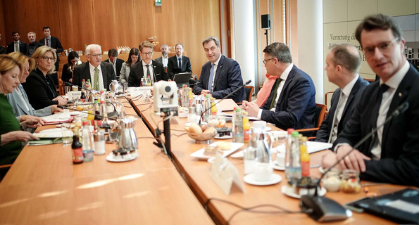 von links nach rechts: Malu Dreyer, Ministerpräsidentin von Rheinland-Pfalz, Anke Rehlinger, Ministerpräsidentin des Saarlandes, Winfried Kretschmann, Ministerpräsident von Baden-Württemberg, Markus Söder, Ministerpräsident von Bayern, Boris Rhein, Ministerpräsident von Hessen, und Hendrik Wüst, Ministerpräsident von Nordrhein-Westfalen, sitzen in der Landesvertretung Baden-Württemberg mit Mitarbeitern zusammen.