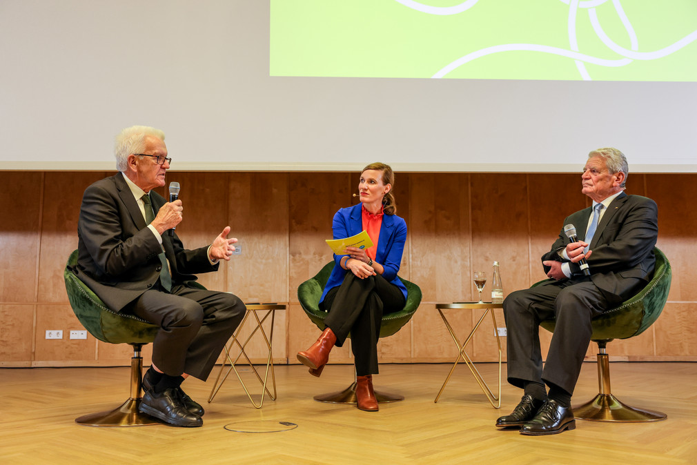 Podiumsgespräch mit Ministerpräsident Winfried Kretschmann (links), Moderatorin Dr. Denise Burgert (Mitte) und dem ehemaligen Bundespräsidenten Joachim Gauck (rechts).