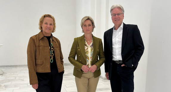 Wirtschaftsministerin Dr. Nicole Hoffmeister-Kraut (Mitte) mit den Co-Vorsitzenden des Schwerpunktlenkungskreises Fahrzeug im Strategiedialog Automobilwirtschaft BW (SDA) 