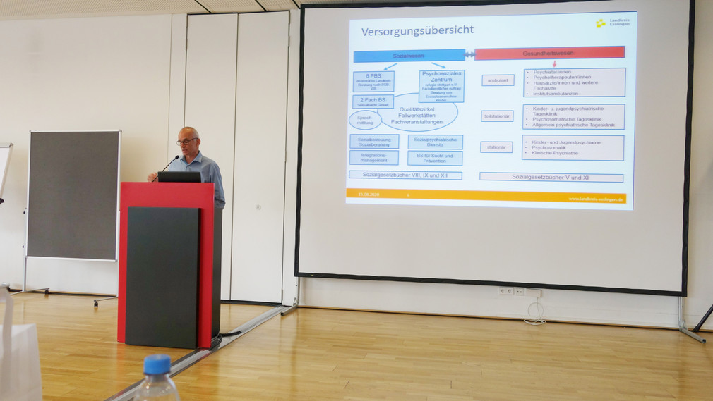 Michael Köber, Landratsamt Esslingen, spricht vor Publikum in Veranstaltungssaal