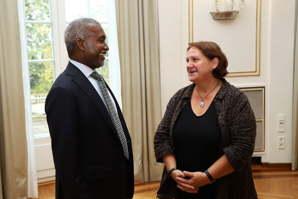 Staatssekretärin Theresa Schopper (r.) und der Botschafter der Bundesrepublik Nigeria, Yusuf Maitama Tuggar (l.) (Bild: Staatsministerium Baden-Württemberg)