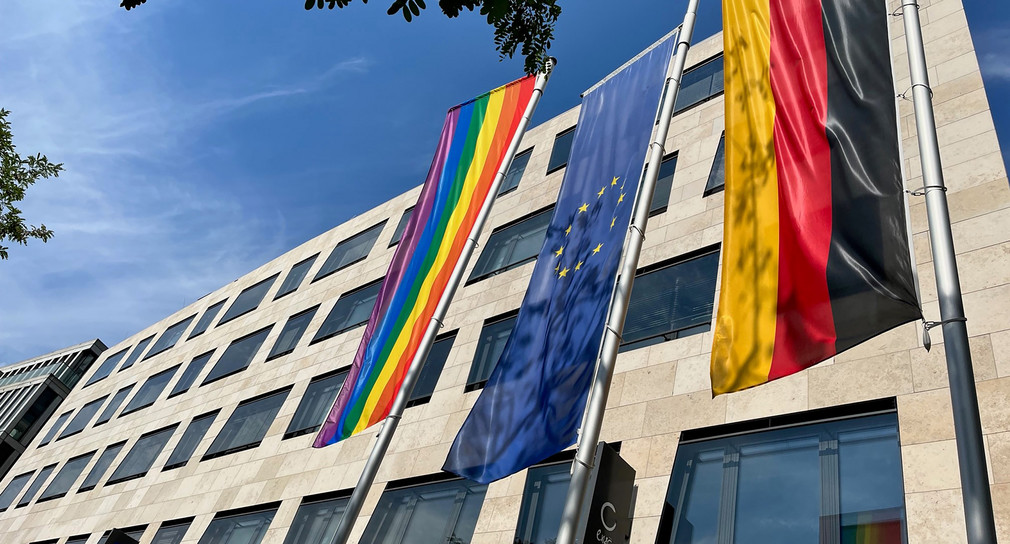 Regenbogenflagge vor dem Sozialministerium Baden-Württemberg im Dorotheen Quartier in Stuttgart